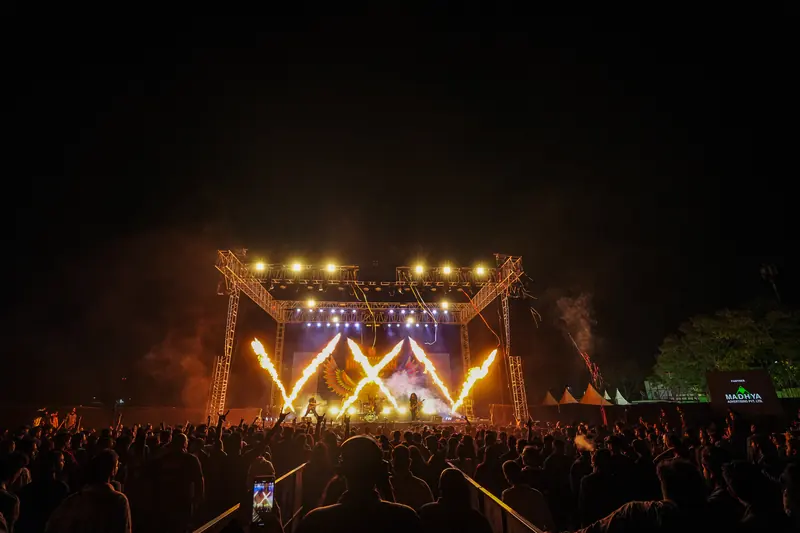A full crowd in front of the main stage