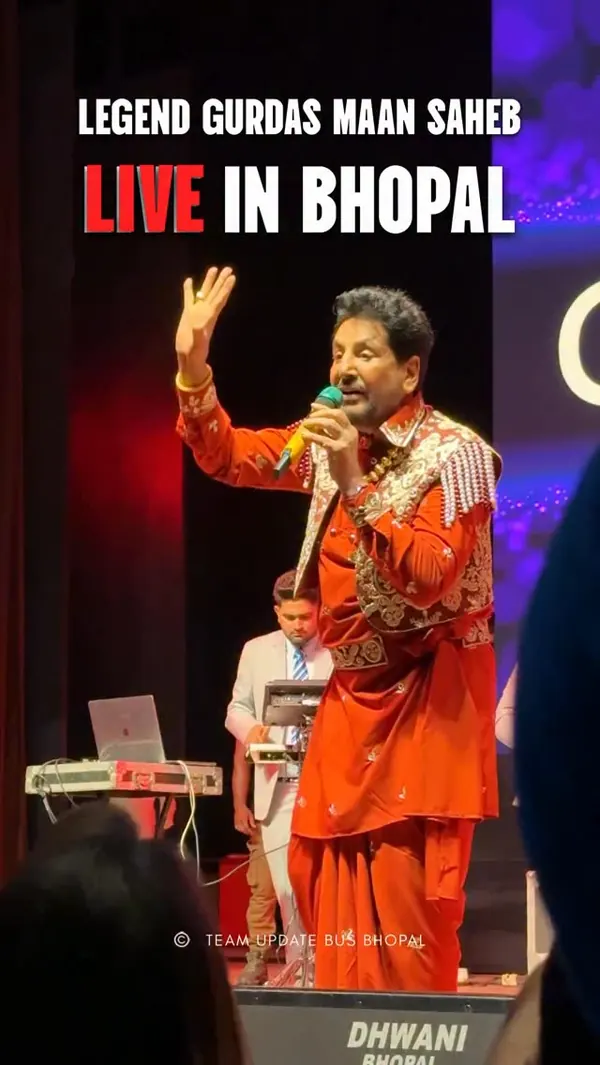 Gurdas Maan on stage at Ravindra Bhawan, Bhopal
